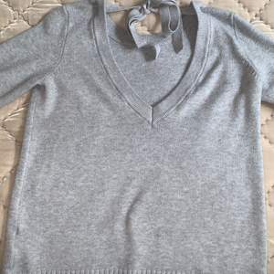 En super fin grå stickad tröja från SALT. Har används 2 gånger. Öppen i rygg där man själv kan justera med hjälp av snörena. Köparen står tyvärr för frakten💕
