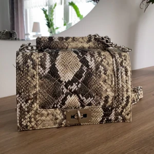 Väska - Väska från ginatricot som inte kommer till användning. Används bada 1 gång 