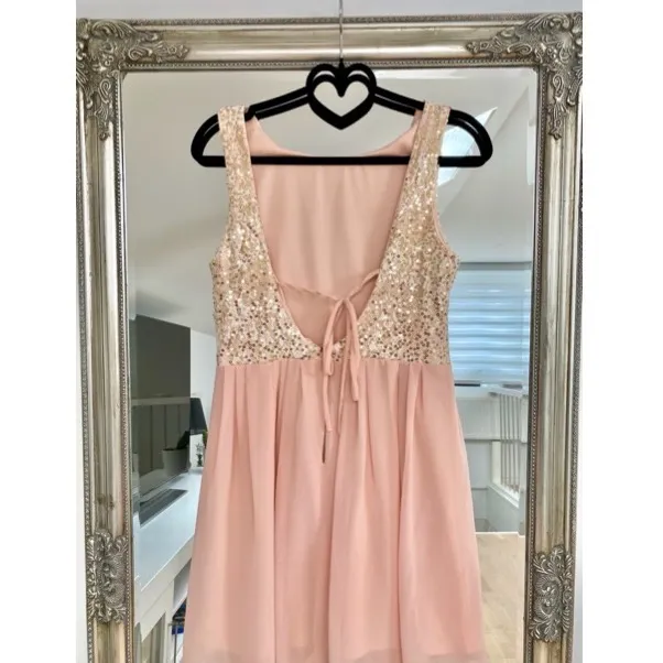 Superfin rosa klänning med paljetter som jag använt vid 2 olika högtider och jag känner att det är dags att den får leva vidare sitt liv någon annanstans ✨💞 . Klänningar.