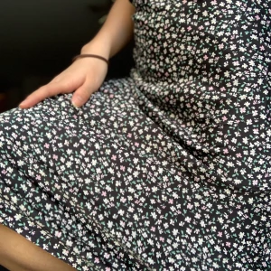 Blommig satin kjol!! - En kjol i satin! Aldrig använd, den är för liten för mig:( Den passar antagligen en person mellan xxs och xs🥰