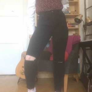  - Svarta jeans med slitningar. Snygga men passar inte mig så bra. Köparen står för frakten. Kan även mötas upp i Stockholm 