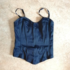 Korsett  - Satin korsett med snörning i jätte fin skick ❤️ Avtagbara axelband 🥰