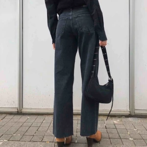 Raka / vida byxor från carlings - Dessa supersnygga Jeans från Carlings, Märket Karve. Jag köpte de för 700kr och är nu slutsålda i affären. VÄLDIGT sparsammt använda!! Vida och har en superfin passform🙌🏽 Hör av er för mer info, bilder oså☺️ 