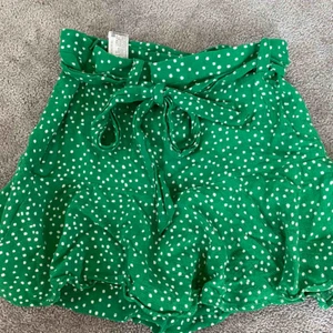  - Jättefin byxkjol från zara som inte finns kvar. Säljer pga att den här blivit för liten.  Buda gärna! Budgivningen slutar lördag 16/5 kl 18 Frakt tillkommer Högsta bud: 175kr  Kolla gärna in min andra byxkjol jag säljer🌟