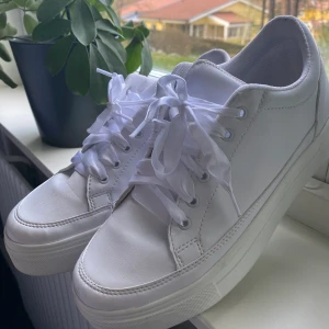 sneakers  - Vita fina Skor från Nelly. Använd en gång så de är i nyskick! Storlek 39🧚🏻💖kunden betalar frakten☺️