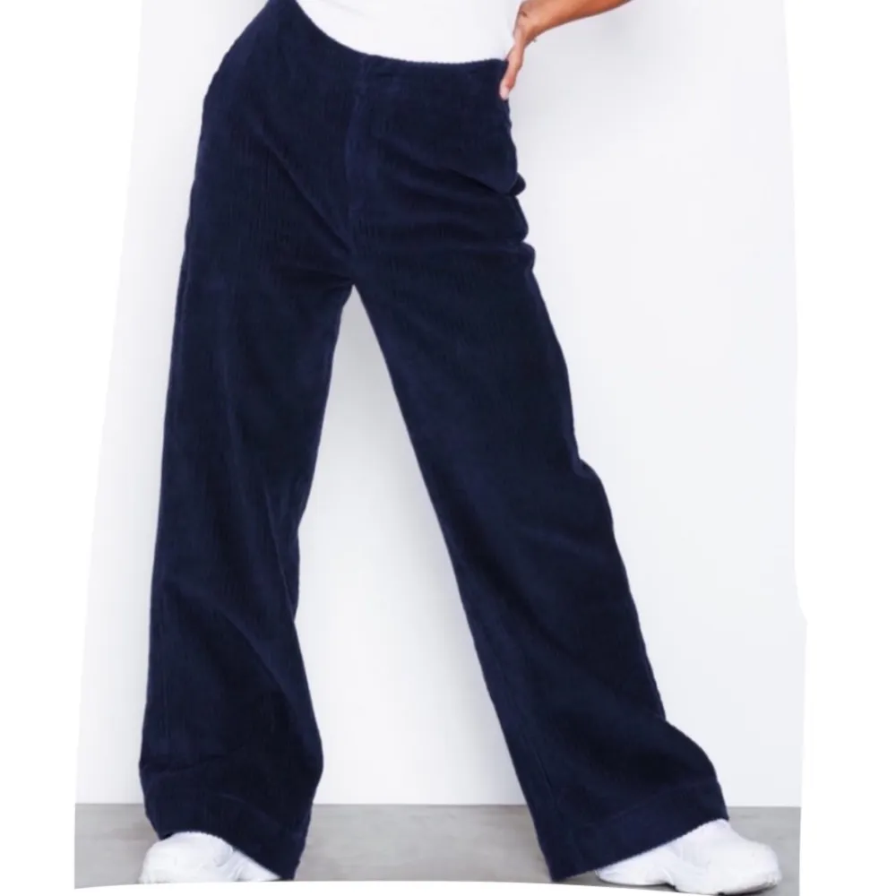 Marinblå vida manchesterbyxor som är andvänd fåtal gånger och helt felfria. Jeans & Byxor.