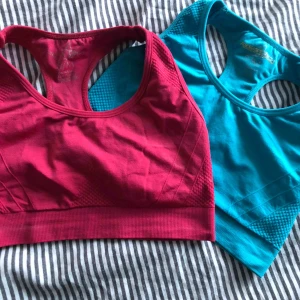  - JÄTTESKÖNA sporttoppar som tyvärr inte kommer till användning längre då jag har lite för många. Nu säljer jag dessa i förhoppning att någon annan kommer trivas lika bra i dem som jag har gjort. Ord pris: 150kr/st