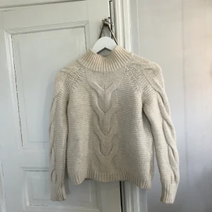 Stickad tröja  - Varm stickad tröja. Från bikbok. Använd ett fåtal gånger. Köparen står för frakten 💕