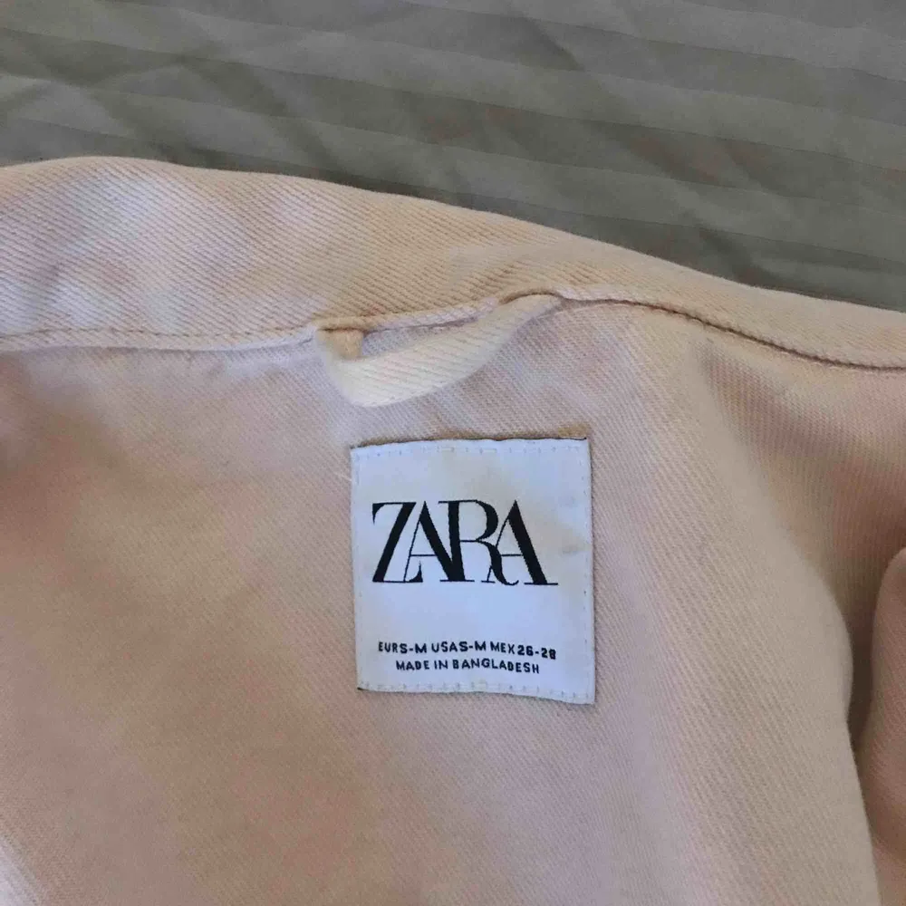 Sviiiin fin jacka från zara, storlek s-m. Väldigt sparsamt använd och är i nyskick. Rosa/beige färg.Den här 2 jätte stora innerfickor samt 2 mindre och 2 vanliga på sidan. Kund står för frakt. Köpt för 8 månader sedan.. Jackor.