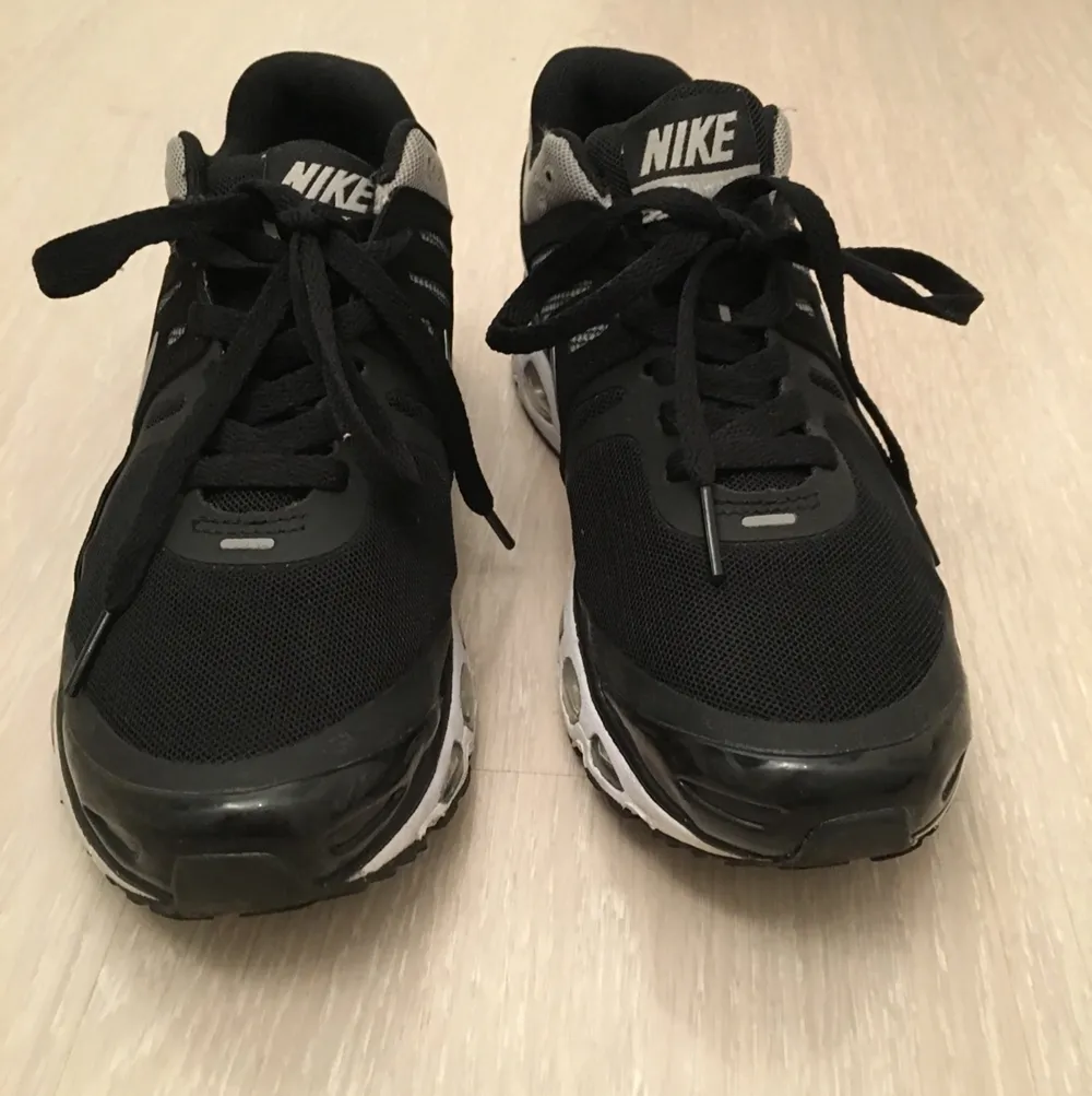Nike air. Använd 2-3 gånger på gymmet så dom är som nya. . Skor.