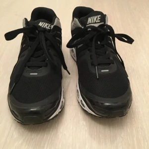  - Nike air. Använd 2-3 gånger på gymmet så dom är som nya. 
