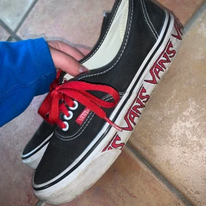 Vans storlek 39 - Vans med röda snören i storlek 39. Använda men fortfarande snygga, förutom lite slitningar på insidan av hälen (se bild 2). Frakt tillkommer på 63kr.