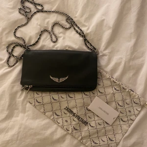 Zadig & Voltaire väska - Svart Zadig & Voltaire väska i bra skick. Köpt för ca 3400 kr på NK i Stockholm. Pris kan diskuteras.