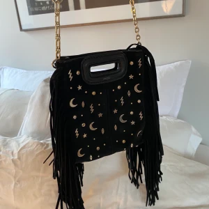 Maje väska - Säljer min populära maje väska i modellen ”mini suede bag”. Inköpt på maje Biblioteksgatan Augusti 2019. Kort kedja och långt band medföljer.💘🌸