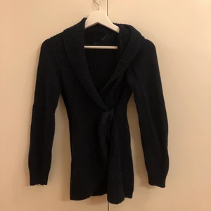 Kofta med knyte  - Kors med knyte. Marinblå🦋. Från Gina Tricot. Aldrig använd. Kunden står för frakten 🦋💙🦋💙