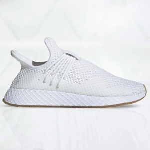 Adidas deerupt stl 43 - Äkta Adidas Deerupts, nypris 1000kr. Jag säljer dem för 500 eftersom att dom är slitna och använda. Skriv till mig om du vill ha bilder på skorna.                        Pris kan diskuteras.