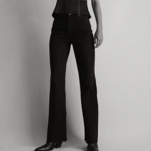 Zara full lenght - Säljer mina Zara ”Hi-Rise Wide-leg full lenght” jeans. De är i storlek 34 och nypriset ligger på 399. Passar bra i längden på mig som är 176 men går bra att klippa av eftersom de redan har en ”avklippt” kant. Helt nya med lappar kvar.