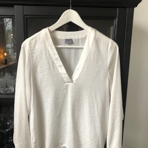 Blus  - Vit blus i gott skick