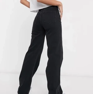 Jeans - Säljer ett par svarta monki jeans pågrund av att de var för små💕du kan köpa dom direkt nu för 250:)