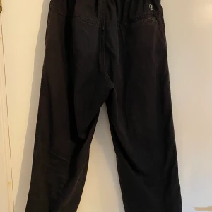 Polar surf pants - Polar surf pants ganska slitna med litet skavsår på knät.
