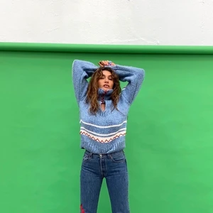 Stickad no:10 - IMASKOPI x PHILIPPA - Stickad secondhand-tröja som är en re-make av @imaskopi i samarbete med Philippa Parnevik. Tröjan passar en S-XL, beroenden på önskad passform.