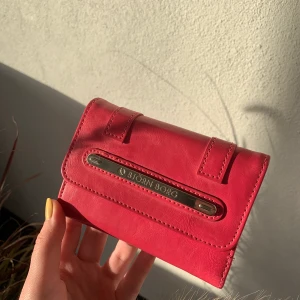 Björn Borg plånbok  - Rosa Björn Borg plånbok, retro stil. Tycker att denna plånbok kan piffa upp en outfit riktigt bra! Bra skick, några små små slitningar på sidan, men inget som syns:) Skriv för mer info och bilder. 