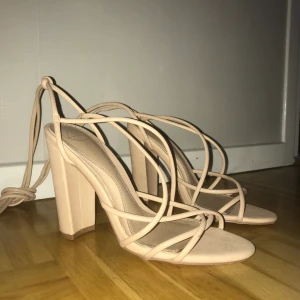 Klackskor med knytning - Storlek: M men passar mig som har 36  Längd på klack:11,5cm 