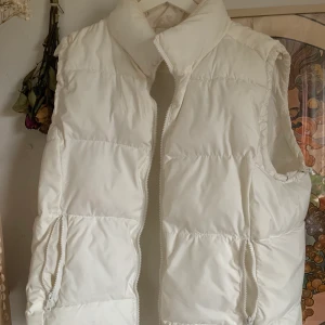 Vit väst  - En vit pufferväst som sitter lite oversize. Superfin att göra en outfit komplett i kallt väder. 🧿 Tar swish