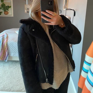 Vinterjacka  - Supersnygg och skön jacka med fleece inuti som passar perfekt nu i kallare tider. Storlek S 💕💕 buuuda!! 