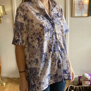 Skön skjorta/blus - Fint skick fast vintage. Skönt material, inte säker på vad det är. Luftigt. Nice och ha polo under. Knappt använd. 
