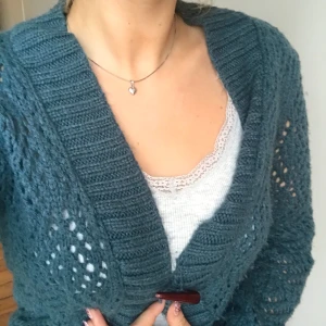 Stickad kofta!  - Blågrön stickad kofta som är min mammas gamla. 💙 Knappen är lite trasig men går lätt att sy på igen. Skickar mer bilder privat:) Väl använd! 