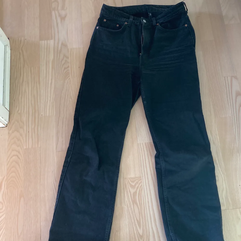 Svart jeans köpa på Weekday i storlek 29/30 vilket motsvarar cirka M. Säljer pga för stora. Köparen står för frakten och betalning sker via swish. . Jeans & Byxor.