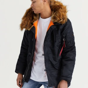 Alpha jacka - Säljer äkta alpha jacka köpte för 1 år sen ish, köpte för 2700 kr knappt använd, kan mötas upp i Stockholm annars kostar frakten 140 kr