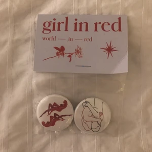 girl in red pins - girl in red pins! aldrig ens öppnade. originalmerch från hennes konsert! buda i kommentarerna ❤️❤️
