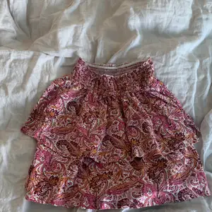 Kort kjol från Gina tricot storlek xs! Väldigt kort men fin ändå, stretchig i midjan. Säljer pågrund av att den aldrig kommer till andvänding!