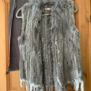 Pälsväst, storlek S - En pälsväst som jag aldrig använt. Fick den och därmed vet jag ej var den kommer ifrån eller vad den kostade