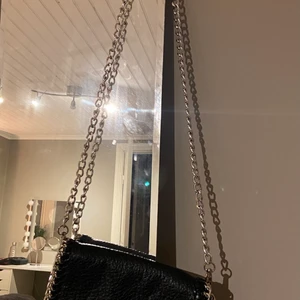 Väska - En jätte fin och gullig väska ifrån Tiamo. Använt ett par gånger men är sugen på något nytt så väljer därför att sälja den. 150kr + frakt 