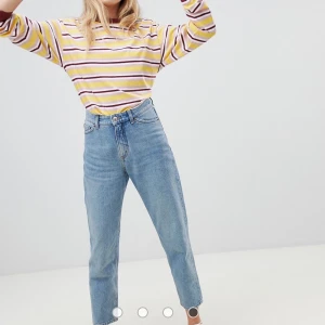 TAIKI high waist balloon leg Monki  - TAIKI high waist balloon leg jeans från Monki i waist 27. Köpte dessa på Plick som en stl M, men såg nu att det är waist 27 vilket inte alls är min definition av en M, så det förklarar varför de suttit för tight! Använda men har mycket kvar att ge! 