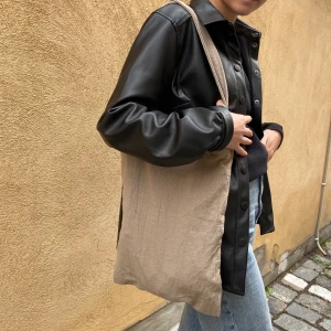 Tote bag i linne tyg😇✨ - Egen sydd tote bag av gammal linne gardin, perfekt till shopping rundan eller som skolväska, stilren, snygg och miljövänlig✨😇💞