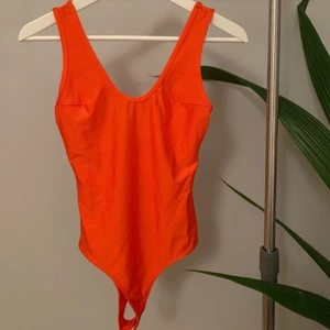 Body - Säljer min älskade ”baywatch” body! Använd flertal gånger men är i väldigt bra skick. Kommer tyvärr inte till användning längre! Materialet är lite badräktsaktigt