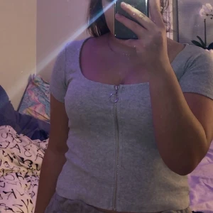 T-shirt med dragkedja - Super cool T-shirt med dragkedja ifrån BIKBOK. Använd få gånger, så den är som ny. Riktigt snygg! Storlek xs men sitter som en S o kanske till och med M 