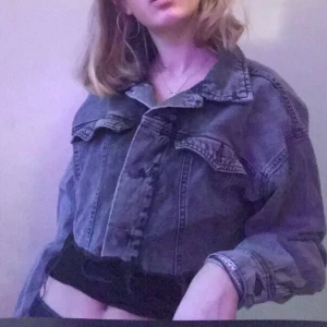 Jeansjacka - En så fin grå jeansjacka i storlek xxs men passar även xs-s. Ny sick💞 köpt på Gina för 450kr. Skriv för fler bilder🥰 Frackt 50kr men kan även mötas upp i Stockholm💞 vid snabb äfär kan priset sänkas 