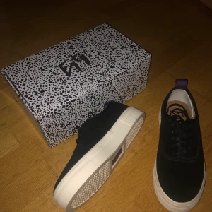 Eytys NYA 37 - Säljer ett par helt oanvända Eytys sneakers i modellen Mother. Dom är i svart mocka i storlek 37. Nypris 1700kr