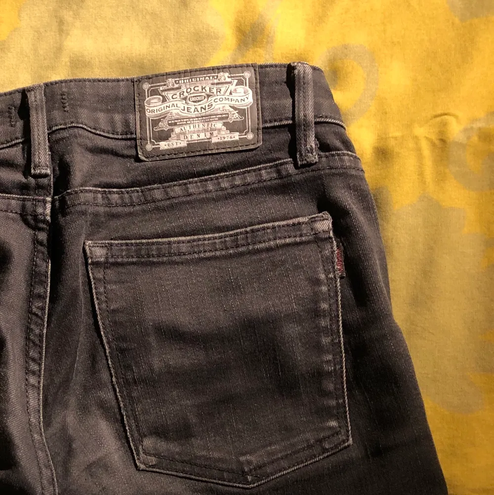 Snygga svarta bootcutjeans från Crocker i modellen peep boot💕💕💕💕 storlek 27 i midjan och 31 i längd💕💕💕💕💕 PRIS KAN DISKUTERAS. Jeans & Byxor.