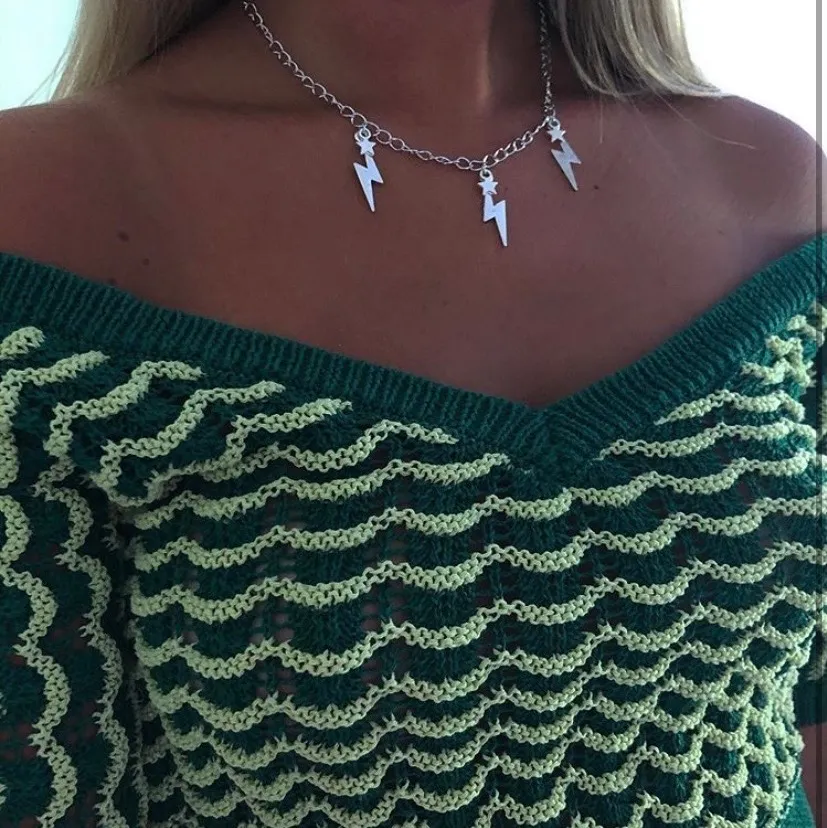 Trendigt halsband från en tjej på instagram som gör egna (Alvas.z på instagram, hennes bild). Aldrig använt! Kostade 120kr nytt. Övrigt.
