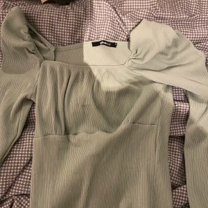 Gina Tricot topp - Mint topp från Gina tricot. Storlek M. 