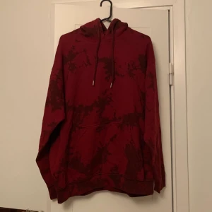 Röd tie dye hoddie - Super mysig oversized tiedye hoddie i rött! Från märket valentin i storlek M men passar L!