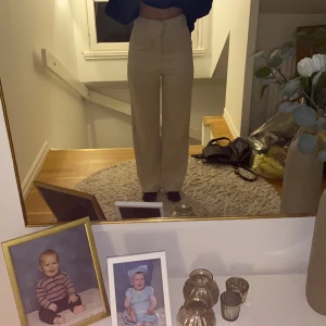 Beiga räfflade byxor! - Säljer dessa super sköna beiga räfflade byxorna. Säljer pågrund av lite användning. Använt några gånger så där med lite lite missfärgade längst ner pågrund av att dem är lite långa. Men Inget man egentligen ser tydligt! 