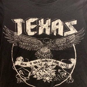 T-shirt - Gina - XS - T-shirt från Gina med tryck, i storlek xs (passar även s). Knappt använd. 60kr+ frakt. 