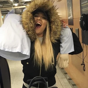 Bomberjacka med luva  - Fake päls! Exakt likadan jacka som den på bilderna:) 